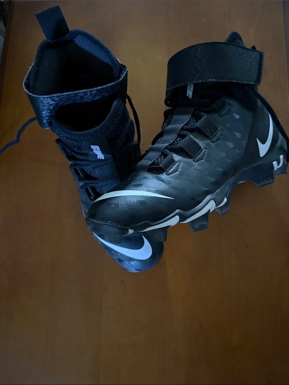 Nike Men's Black and White Athletic Cleats